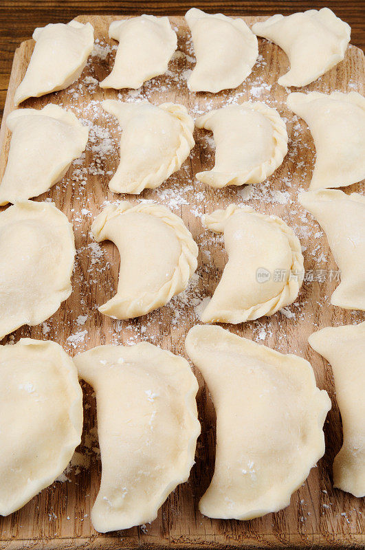 生Varenyky (Pierogi)，充满奶酪